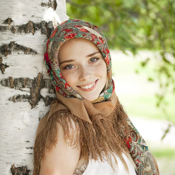 Krása ženy v národním vzorovaná šála — Stock fotografie