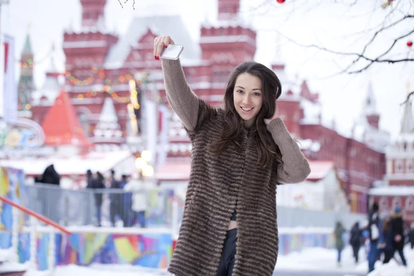 Genç güzel kadın turist üstünde hareket eden telefon fotoğraf çekmek — Stok fotoğraf