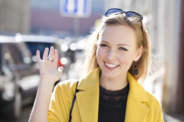 Jong mooi blond vrouw — Stockfoto