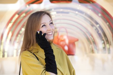 telefon ederken mutlu güzel kız 