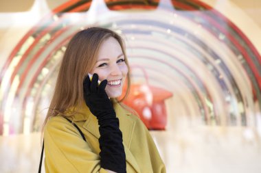 telefon ederken mutlu güzel kız 