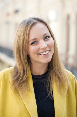 telefon ederken mutlu güzel kız 