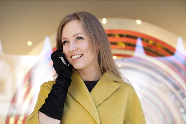 Menina bonita feliz chamando por telefone — Fotografia de Stock