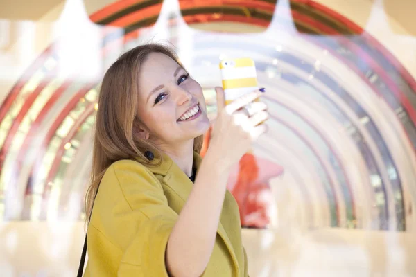 Giovane donna felice che legge un messaggio al telefono — Foto Stock