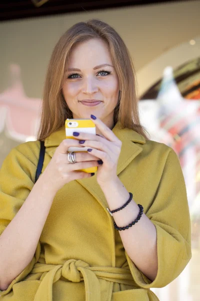 Šťastná mladá žena čtení zpráv na telefonu — Stock fotografie