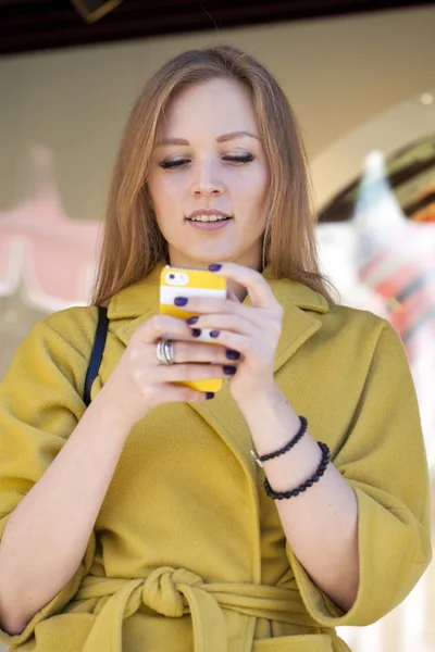 Šťastná mladá žena čtení zpráv na telefonu — Stock fotografie
