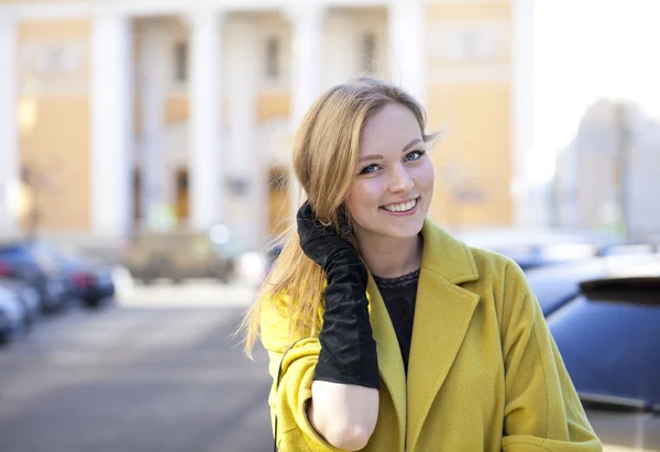 Giovane bella donna bionda — Foto Stock