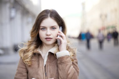 Genç sarışın telefon ederken