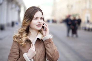 Genç sarışın telefon ederken