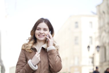 Genç sarışın telefon ederken
