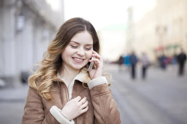 Красивая молодая блондинка звонит по телефону — стоковое фото