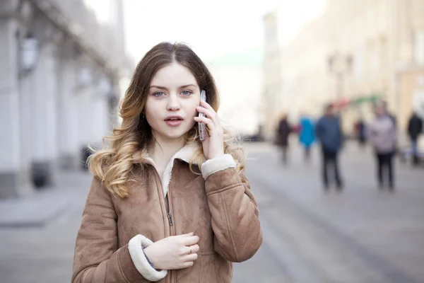 Vacker ung blondin ringer via telefon — Stockfoto