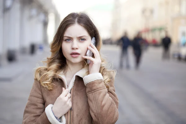 Belle jeune blonde appelant par téléphone — Photo