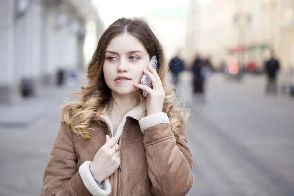 Hermosa joven rubia llamando por teléfono —  Fotos de Stock