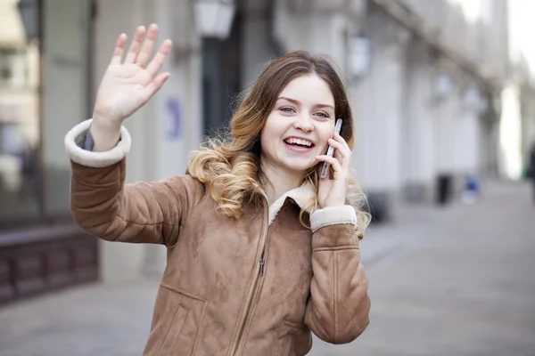 Schöne junge Blondine telefoniert — Stockfoto