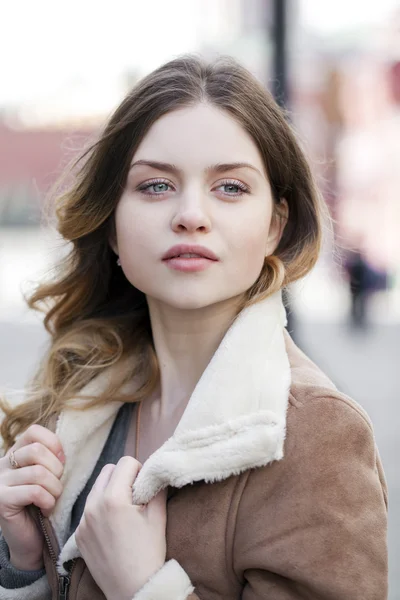 Jovem mulher bonita — Fotografia de Stock