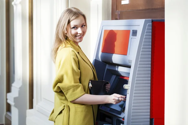 Mujer rubia usando un cajero automático —  Fotos de Stock