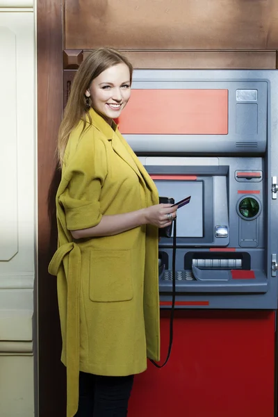 Blonde Dame am Geldautomaten — Stockfoto