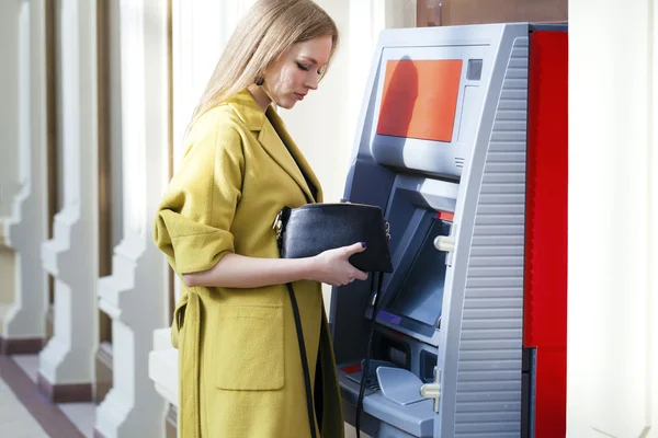 Sarışın Bayan bir otomatik vezne makinesi kullanma 