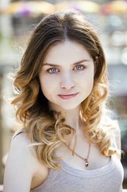 Genç güzel kadın.