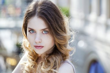 Genç güzel kadın.