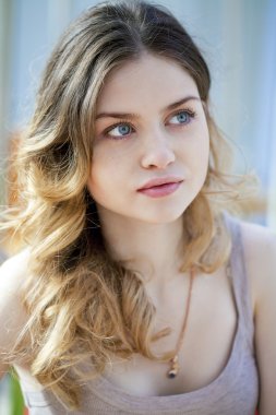 Genç güzel kadın.