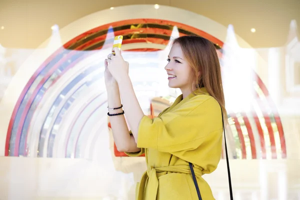 Happy young woman reading a message on the phone — Stock Photo, Image