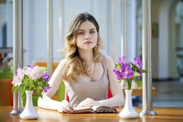 Hübsche junge Frau sitzt im Café — Stockfoto