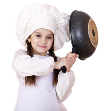 Tava ile aşçı şapkalı küçük kız gülümseyerek
