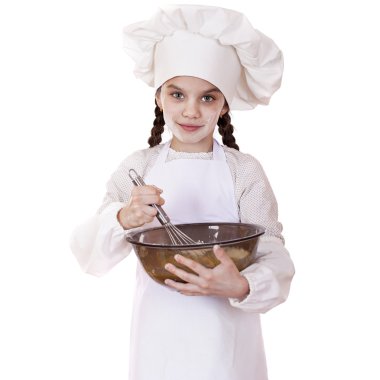 Küçük kız cook fırçalamak yumurta büyük bir tabak içinde kamçı.