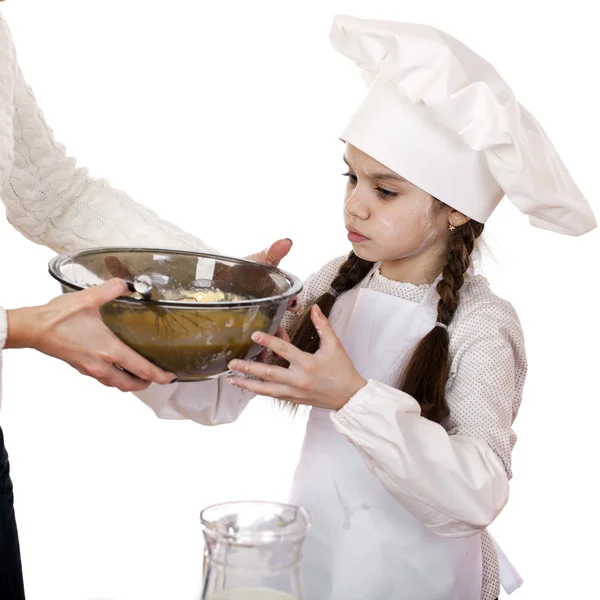 Kleine Köchin schlägt Schneebesen-Eier in einem großen Teller — Stockfoto