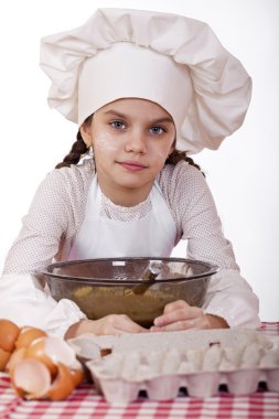 Yemek ve insanlar kavramı - aşçı şapkalı küçük kız gülümseyerek 