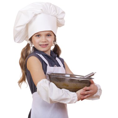 Küçük kız cook fırçalamak yumurta büyük bir tabak içinde kamçı.