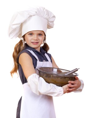 Küçük kız cook fırçalamak yumurta büyük bir tabak içinde kamçı.