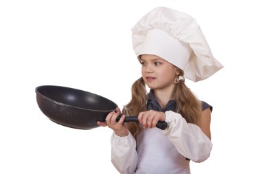 Tava ile aşçı şapkalı küçük kız gülümseyerek