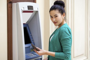 Asya Bayan bir otomatik vezne makinesi kullanma 