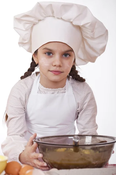 Kochen und Menschen-Konzept - lächelndes kleines Mädchen mit Kochmütze — Stockfoto