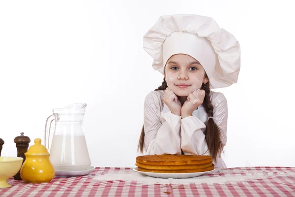 料理と人々 のコンセプト - 笑顔のコック帽子の少女 — ストック写真