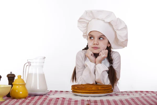 Cucina e concetto di persone - sorridente bambina in cappello cuoco — Foto Stock