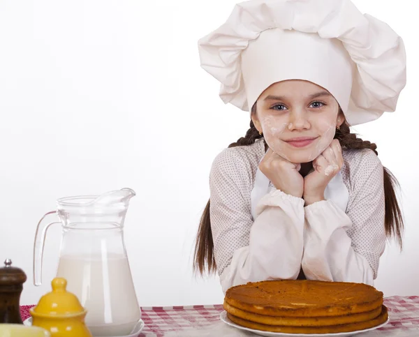 料理と人々 のコンセプト - 笑顔のコック帽子の少女 — ストック写真