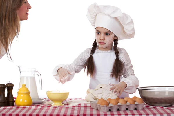 Madre feliz con su pequeña hija cocinando alegre — Foto de Stock