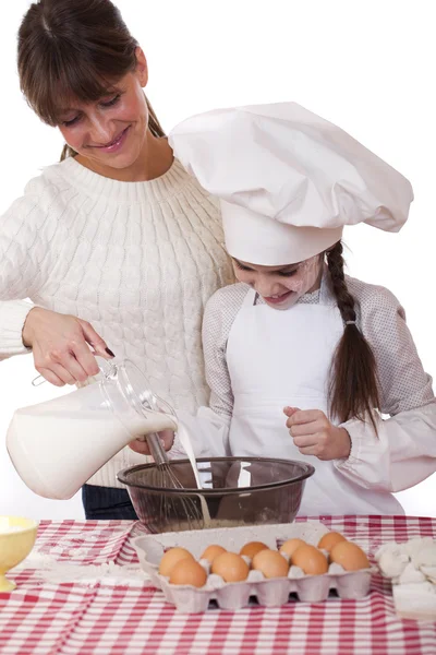 Mãe feliz com a filha pequena cozinha alegre — Fotografia de Stock