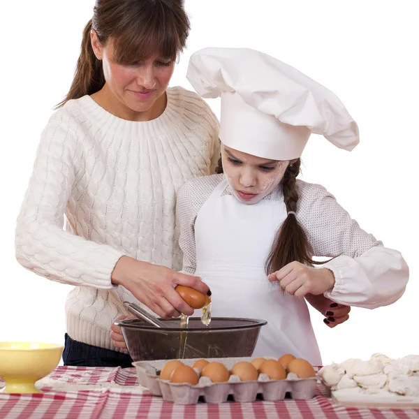 Mãe feliz com a filha pequena cozinha alegre — Fotografia de Stock