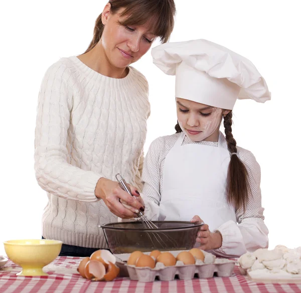 Mãe feliz com a filha pequena cozinha alegre — Fotografia de Stock