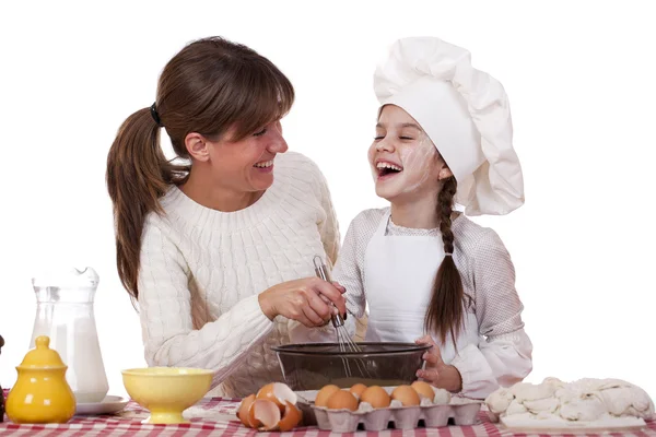 Mãe feliz com a filha pequena cozinha alegre — Fotografia de Stock