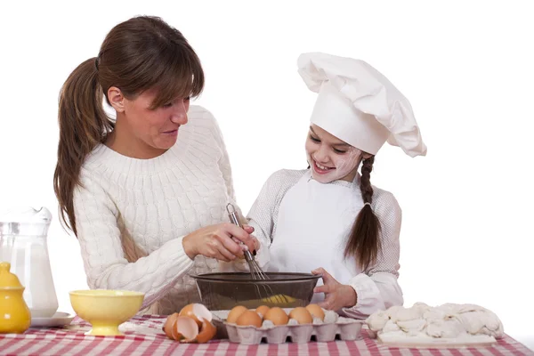 Mãe feliz com a filha pequena cozinha alegre — Fotografia de Stock