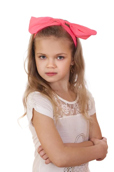 Ritratto di una bambina con un fiocco rosso sulla testa — Foto Stock