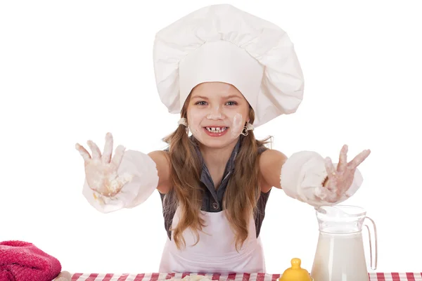 Bonito menina assar na cozinha e mostra as mãos — Fotografia de Stock