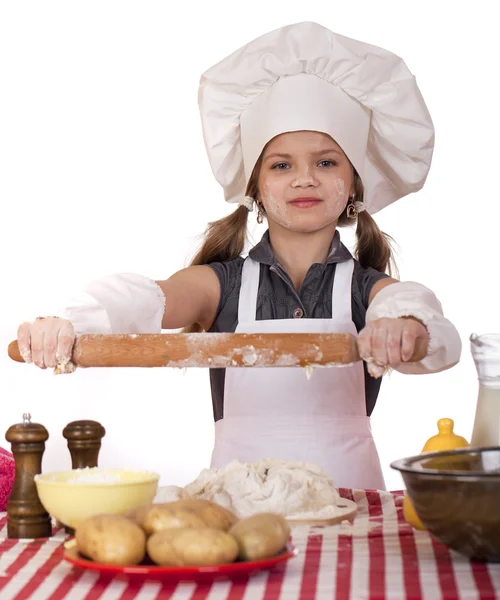 Niedliches kleines Mädchen backt auf Küche und zeigt Nudelholz, isoliert auf weißem Hintergrund — Stockfoto