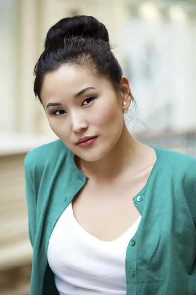 Portrait of a beautiful asian young woman — Stock Photo, Image